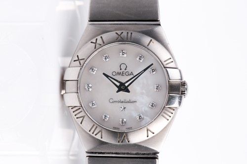 Lot 483 - An Omega Constellation quartz stainless steel...
