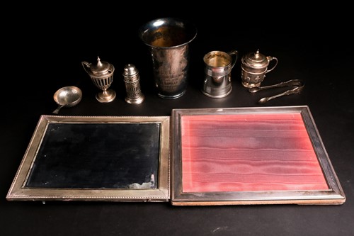 Lot 582 - A small George III silver tankard, London 1815,...
