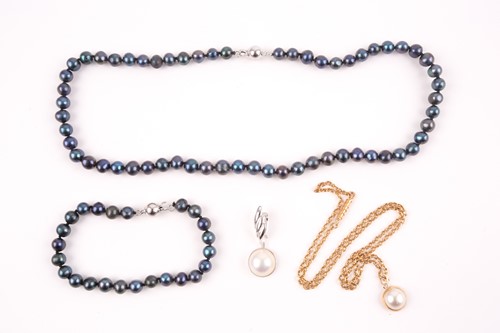 Lot 149 - A single stone mabe pearl pendant, to fluted...