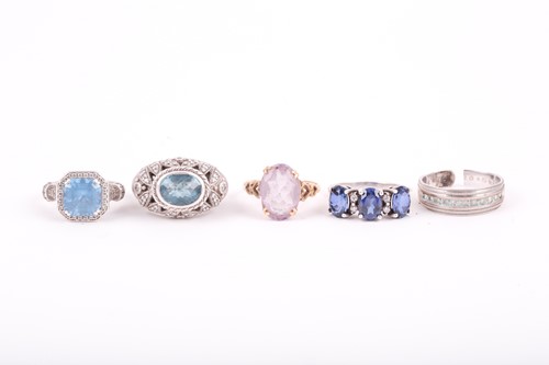 Lot 383 - A 9ct yellow gold and amethyst ring, size P,...