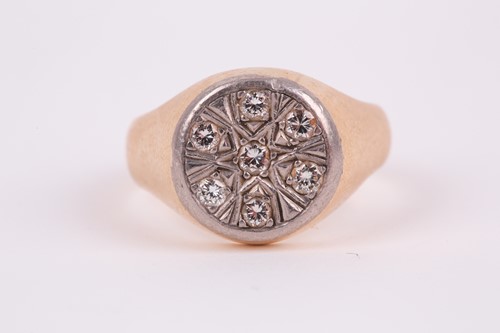 Lot 130 - A gents yellow metal signet style ring, inset...