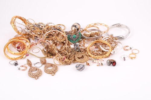 Lot 226 - A group of various costume jewellery items,...