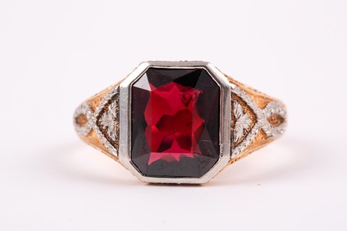 Lot 59 - A gentleman's yellow gold and garnet ring, set...