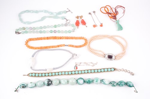 Lot 80 - A group of various jewellery items, including...