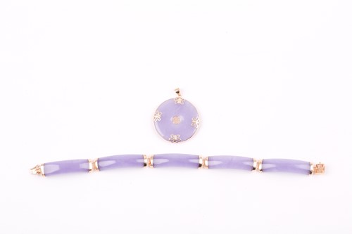 Lot 23 - A yellow metal and purple jade segmented...