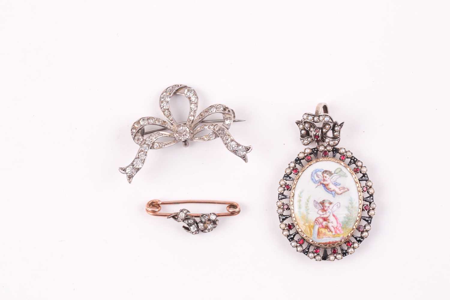 Lot 114 - A late 19th century bar brooch, the floral...