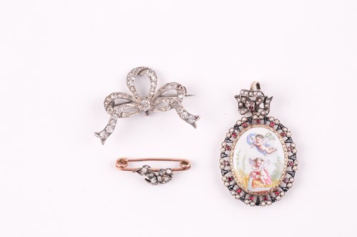 Lot 114 - A late 19th century bar brooch, the floral...