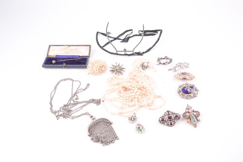 Lot 139 - A group of jewellery items to include a diadem...