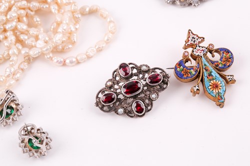 Lot 139 - A group of jewellery items to include a diadem...