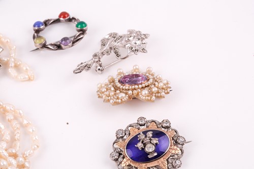 Lot 139 - A group of jewellery items to include a diadem...
