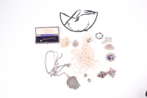 Lot 139 - A group of jewellery items to include a diadem...