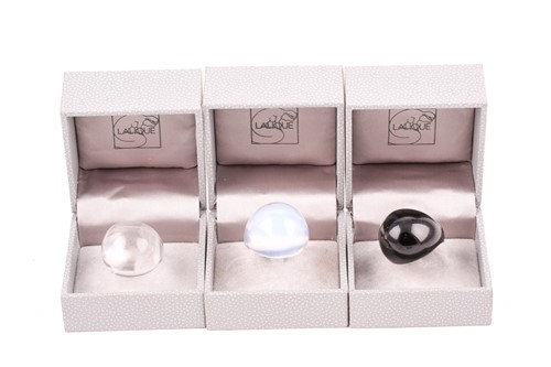 Lot 41 - A black glass Lalique ring, size Q 1/2,...