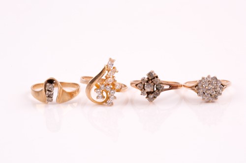Lot 67 - A three stone diamond ring, the round...
