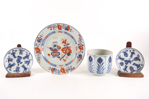 Lot 171 - A pair of Chinese blue & white saucers, Kangxi,...