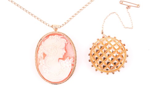 Lot 119 - A 9ct yellow gold mounted cameo pendant /...