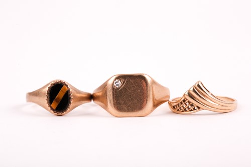 Lot 46 - A 9ct yellow gold gents signet ring, the...
