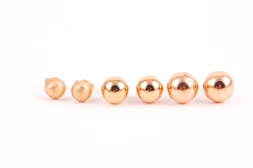 Lot 98 - A pair of 18ct yellow gold ear studs, of...