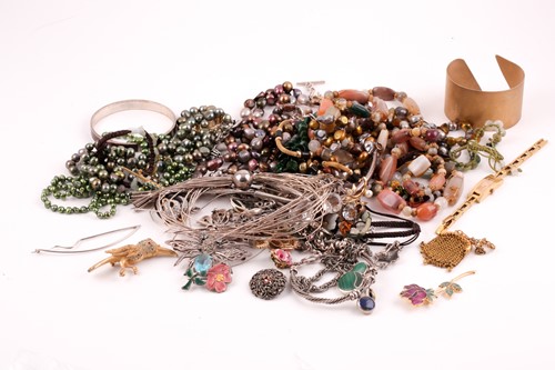 Lot 70 - A quantity of various silver and costume...