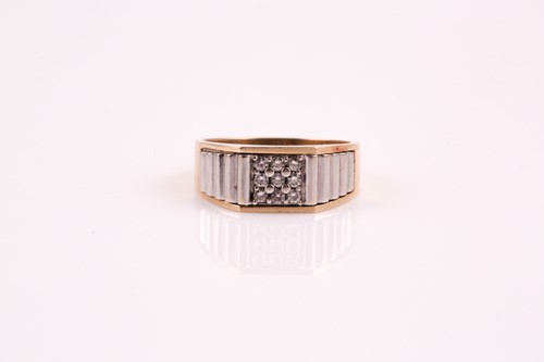 Lot 334 - A gentleman's diamond cluster ring, in...