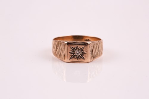 Lot 94 - A gentleman's single stone diamond ring, the...