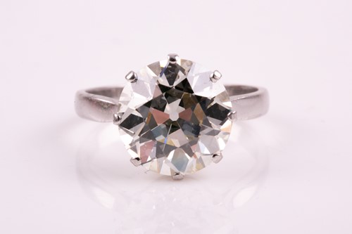 Lot 153 - An impressive solitaire diamond ring of...