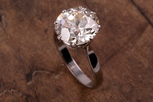 Lot 153 - An impressive solitaire diamond ring of...