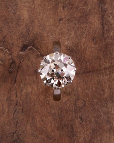 Lot 153 - An impressive solitaire diamond ring of...