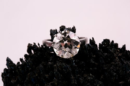 Lot 153 - An impressive solitaire diamond ring of...
