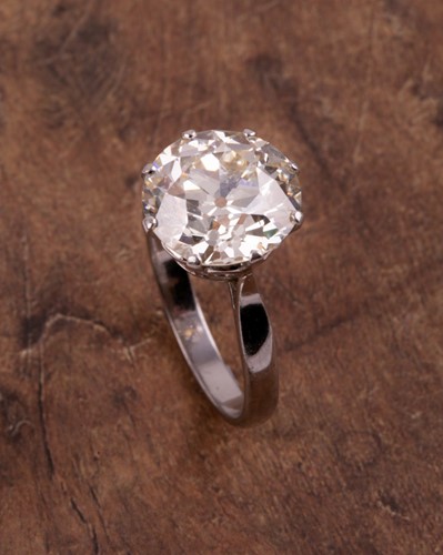 Lot 153 - An impressive solitaire diamond ring of...