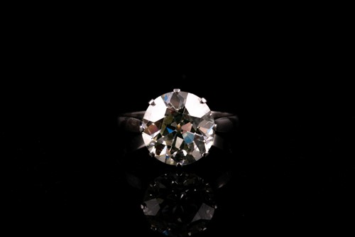 Lot 153 - An impressive solitaire diamond ring of...
