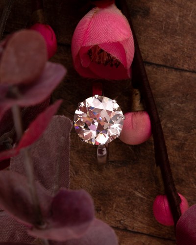 Lot 153 - An impressive solitaire diamond ring of...