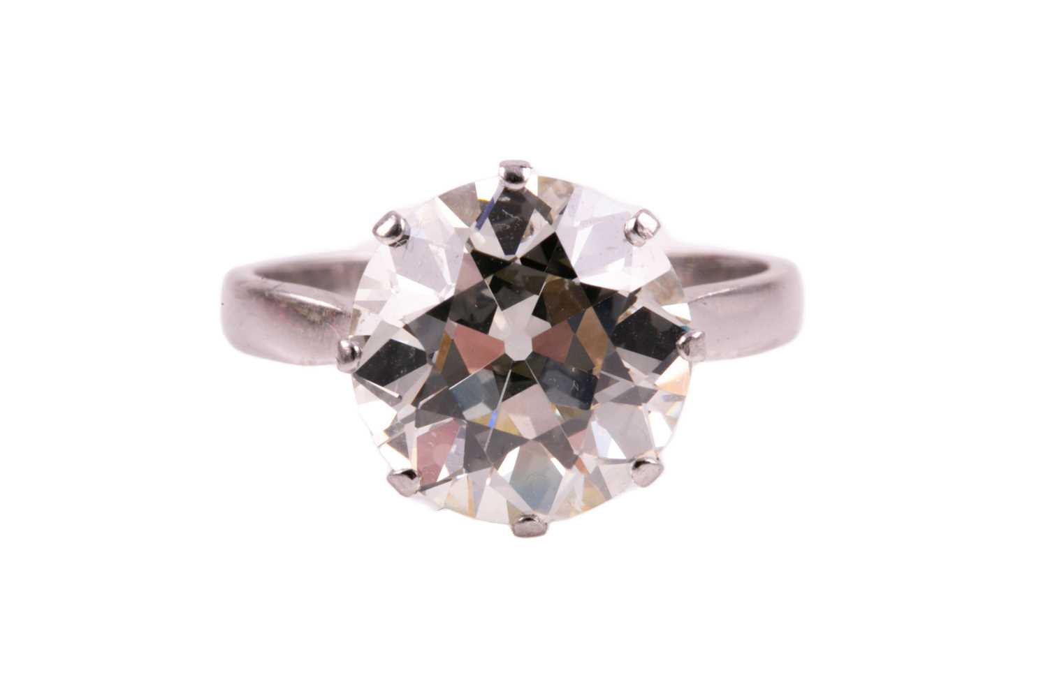 Lot 153 - An impressive solitaire diamond ring of...