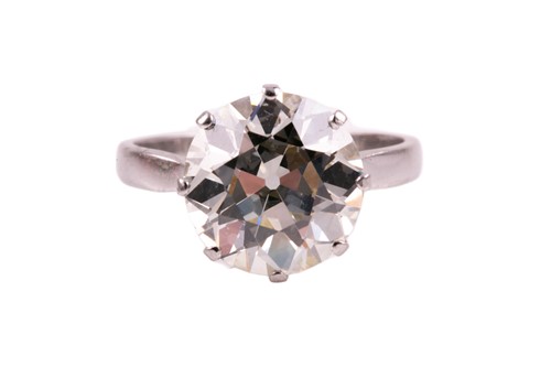Lot 153 - An impressive solitaire diamond ring of...