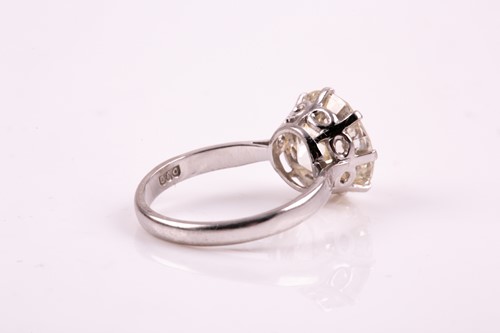 Lot 153 - An impressive solitaire diamond ring of...