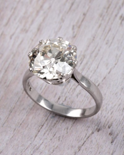 Lot 153 - An impressive solitaire diamond ring of...