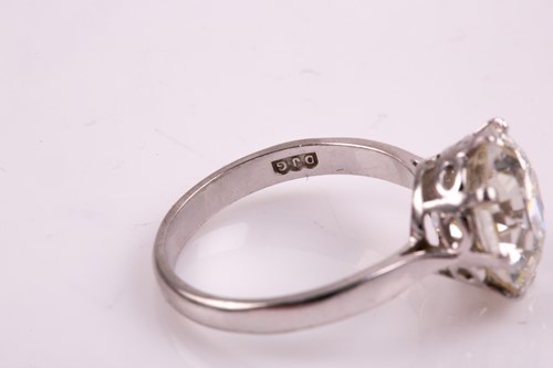 Lot 153 - An impressive solitaire diamond ring of...