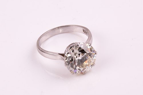 Lot 153 - An impressive solitaire diamond ring of...