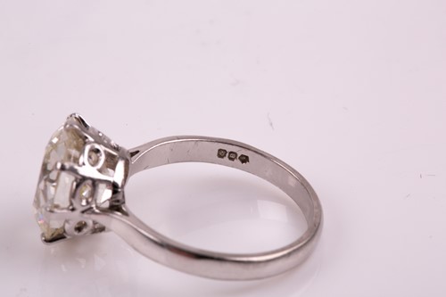 Lot 153 - An impressive solitaire diamond ring of...
