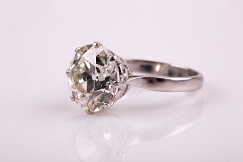 Lot 153 - An impressive solitaire diamond ring of...