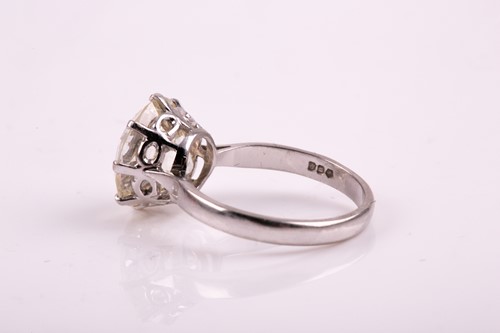 Lot 153 - An impressive solitaire diamond ring of...