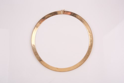 Lot 346 - A yellow metal articulated collar necklace,...