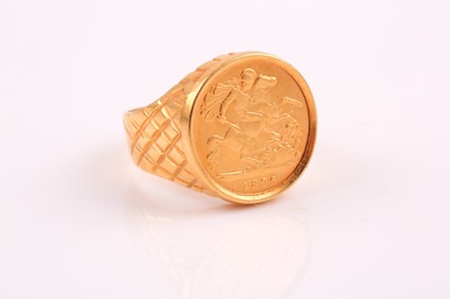 Lot 194 - A gentleman's yellow metal ring set with a...