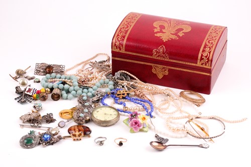 Lot 170 - A silver watch chain, the graduated curb...