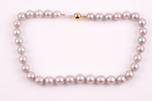 Lot 262 - A pale grey freshwater pearl necklace,...