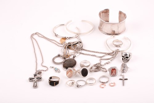 Lot 129 - A quantity of silver and white metal jewellery,...