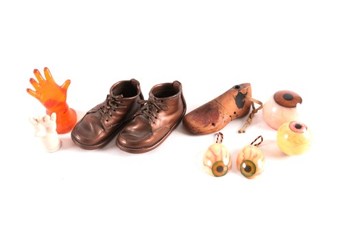Lot 84 - A group of assorted novelty plastic eyeball...