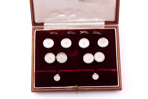 Lot 219 - A 9ct white gold and waffle cut...