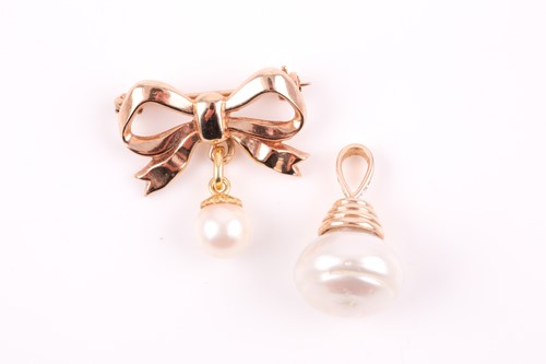 Lot 182 - A 9ct yellow gold bow-shaped brooch, suspended...