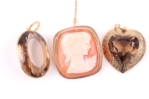 Lot 68 - A 9ct yellow gold mounted cameo brooch, of...