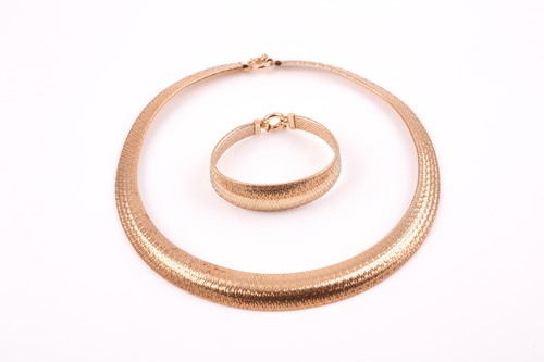 Lot 103 - A 9ct yellow gold mesh link hollow bib...